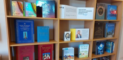 Bibliotekos fondus papildė Kazachstano Respublikos ambasados dovanos