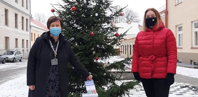 Vertingą dovaną bibliotekai įteikė Lietuvos autizmo asociacija „Lietaus vaikai“ 